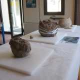 Spostandoci in un�altra sala possiamo invece ammirare ci� il risultato di un altro tipo di cremazione, pi� �sofisticata� della precedente. In questo caso ci� che rimaneva dalla combustione veniva raccolto in apposite urne funerarie poi poste sottoterra. Osserviamo quindi tre vasi di ceramica a pancia larga entro cui le ceneri venivano conservate